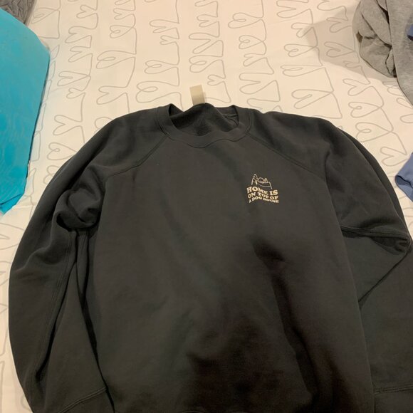 Uniqlo 4 sweatshirts (Large and Medium) - Picture 7 of 8